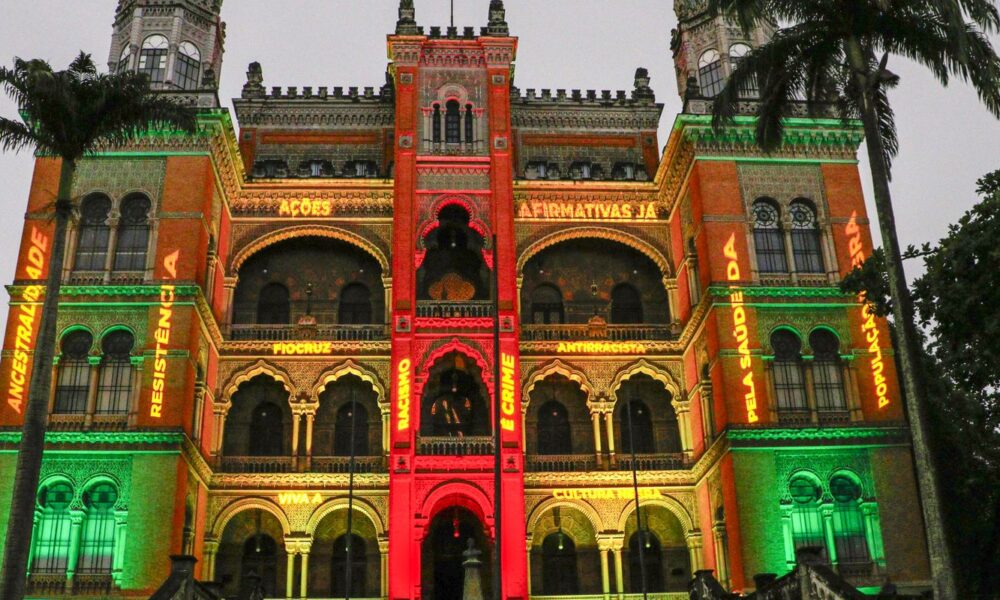 fiocruz-projeta-frases-antirracistas-em-castelo-sede-da-fundacao