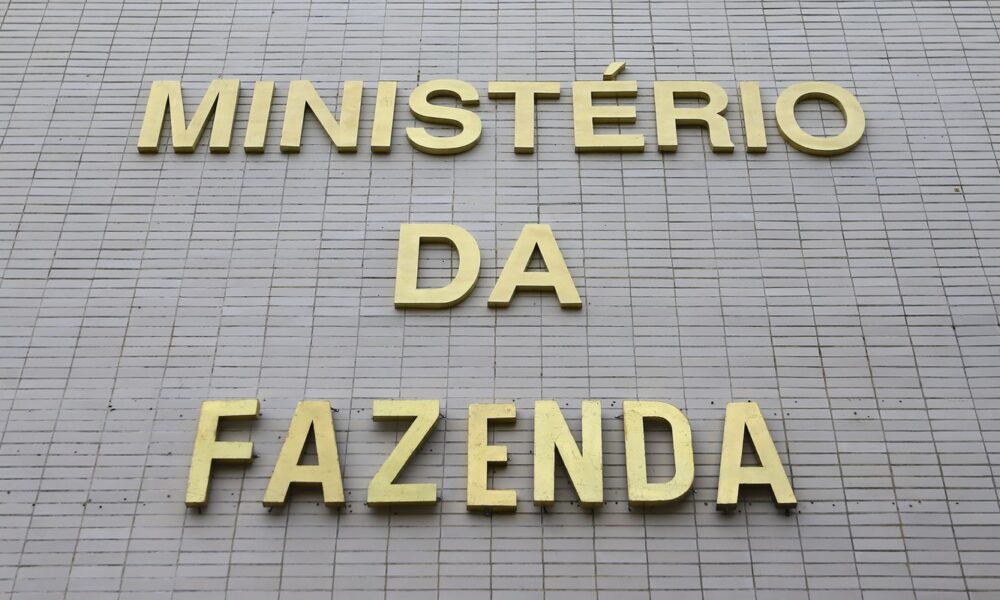 fazenda-reduz-previsao-oficial-de-crescimento-do-pib-para-3%