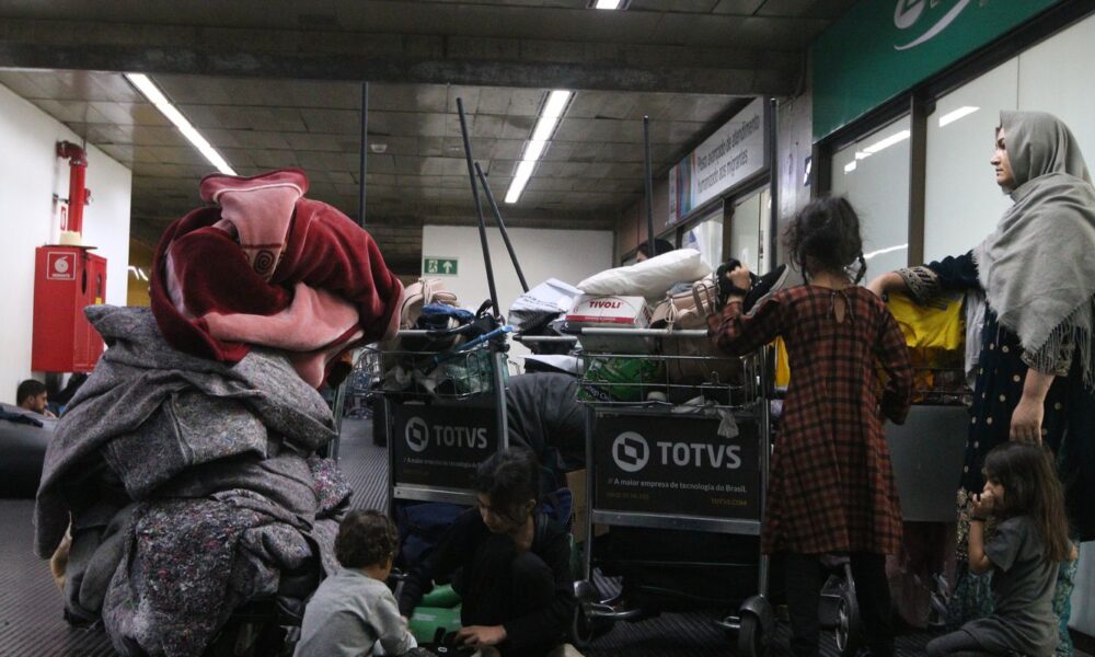 mais-de-140-afegaos-estao-acampados-em-aeroporto-de-sao-paulo