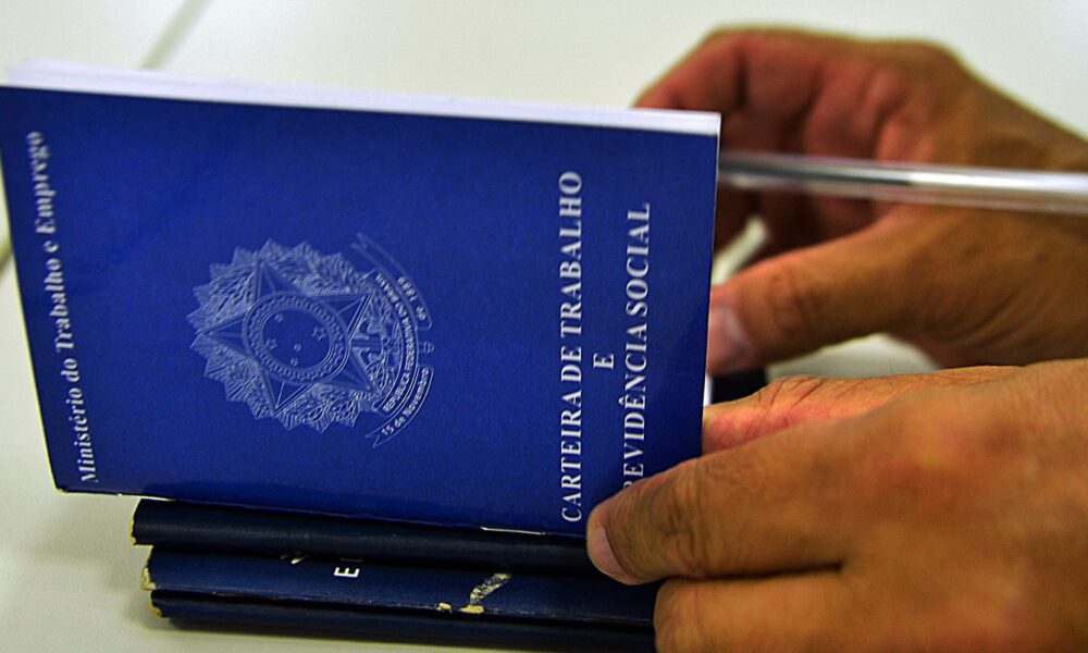 brasil-gera-mais-de-190-mil-postos-com-carteira-assinada-em-outubro