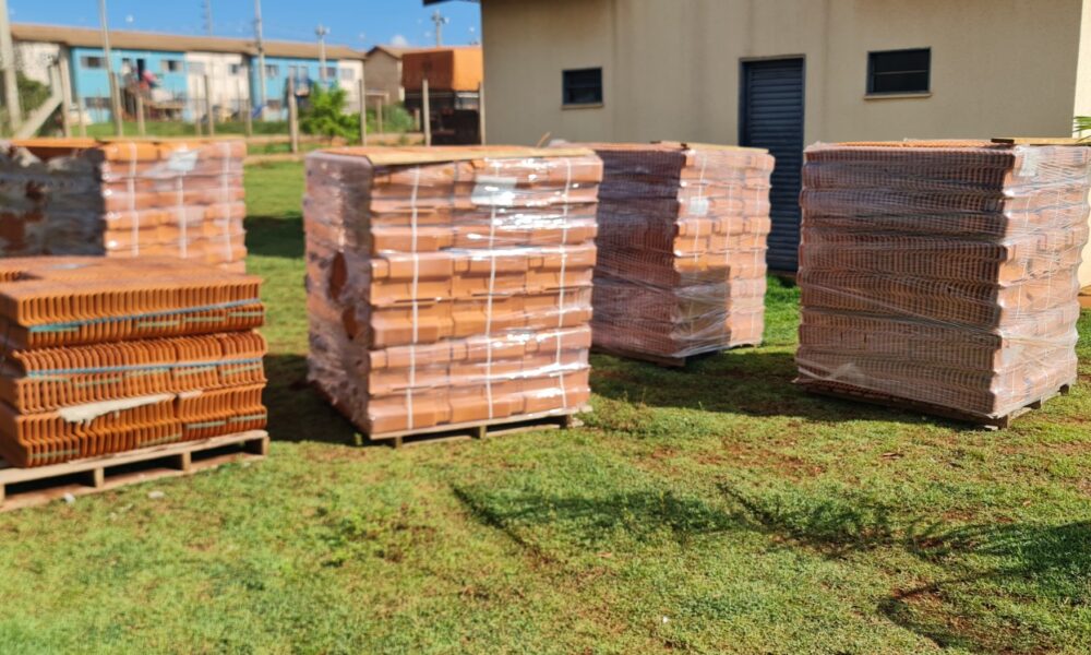 prefeitura-entrega-nova-remessa-de-telhas-para-ajudar-na-reconstrucao-de-casas-no-idelfonso-|-portal-prefeitura-de-dourados