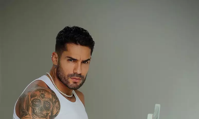 ex-bbb-bil-araujo-se-defende-apos-criticas-por-fotos-de-sunga:-'tamanho-nao-e-documento'-–-folha-de-dourados-–-noticias-de-dourados-ms-e-regiao