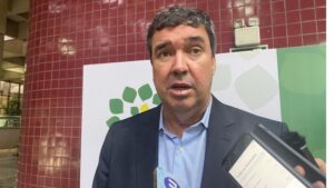 ao-lado-de-secretarios-e-vice-governador,-eduardo-riedel-faz-balanco-de-1o-ano-de-gestao