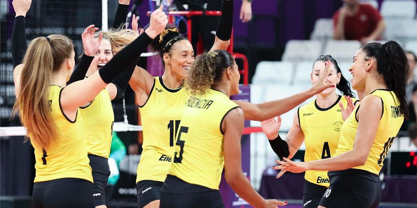 volei:-praia-vence-na-estreia-e-vai-as-semifinais-do-mundial-de-clubes