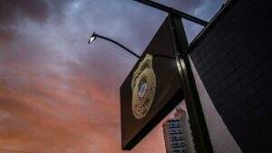 mulher-procura-a-delegacia-de-policia-apos-ser-vitima-de-injuria-qualificada-pela-lgbtfobia