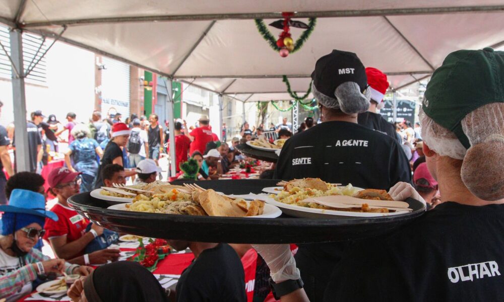 movimentos-sociais-fazem-ceia-de-natal-para-moradores-de-rua-em-sp
