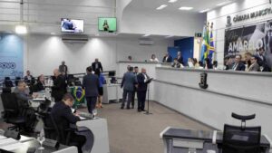 camara-promulga-projeto-de-lei-que-institui-salario-de-r$-26-mil-para-vereadores-a-partir-de-2025
