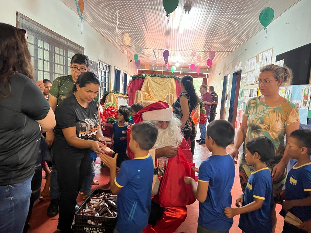 papai-noel-visita-escolas-municipais-da-reserva-indigena-|-portal-prefeitura-de-dourados