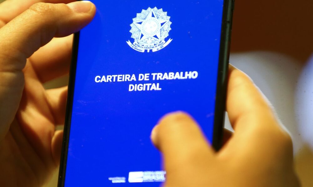 taxa-de-desemprego-no-trimestre-encerrado-em-novembro-cai-para-7,5%