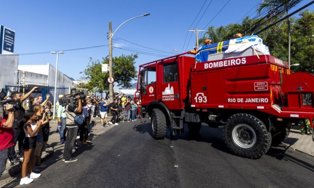 corpo-de-zagallo-e-sepultado-no-rio-de-janeiro-sob-aplausos