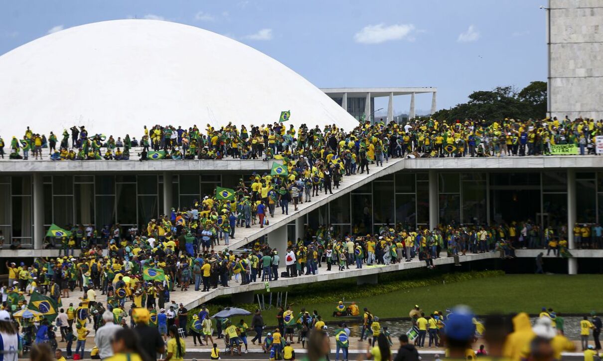 especialistas-apontam-intencoes-por-tras-da-tentativa-de-golpe-em-8/1