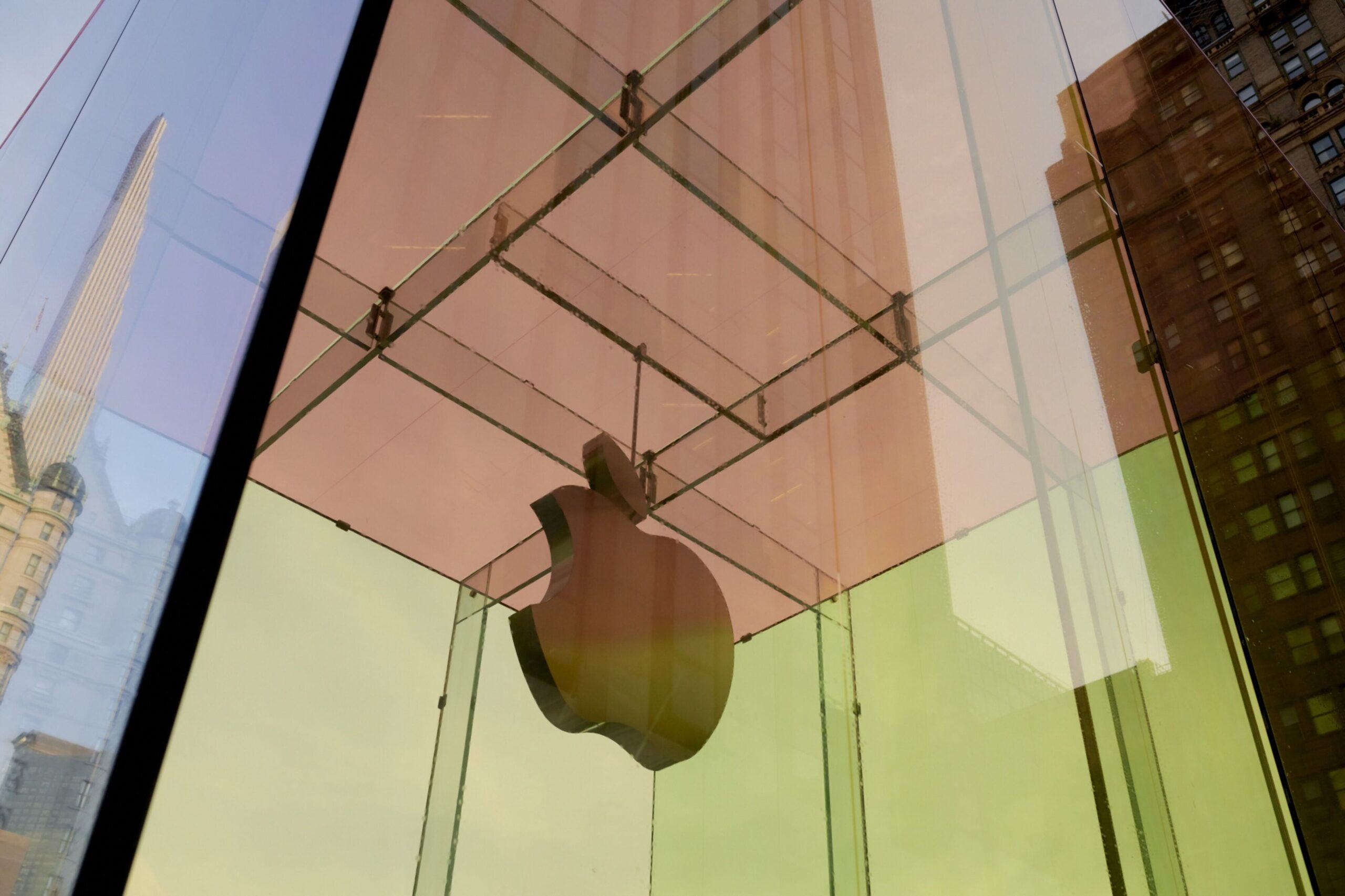 apple-abre-2024-sob-pressao-e-atras-de-pares-em-ny,-mas-analistas-veem-oportunidade