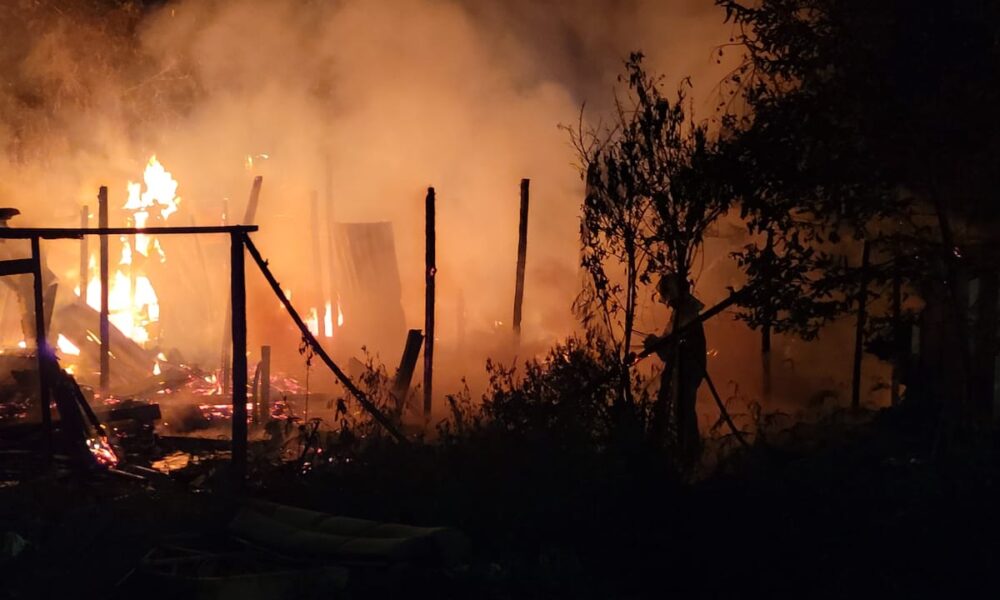 bombeiros-combatem-incendio-em-casa-de-madeira-na-avenida-guaicurus