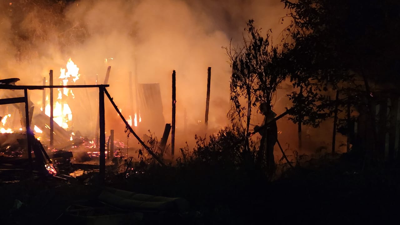 bombeiros-combatem-incendio-em-casa-de-madeira-na-avenida-guaicurus