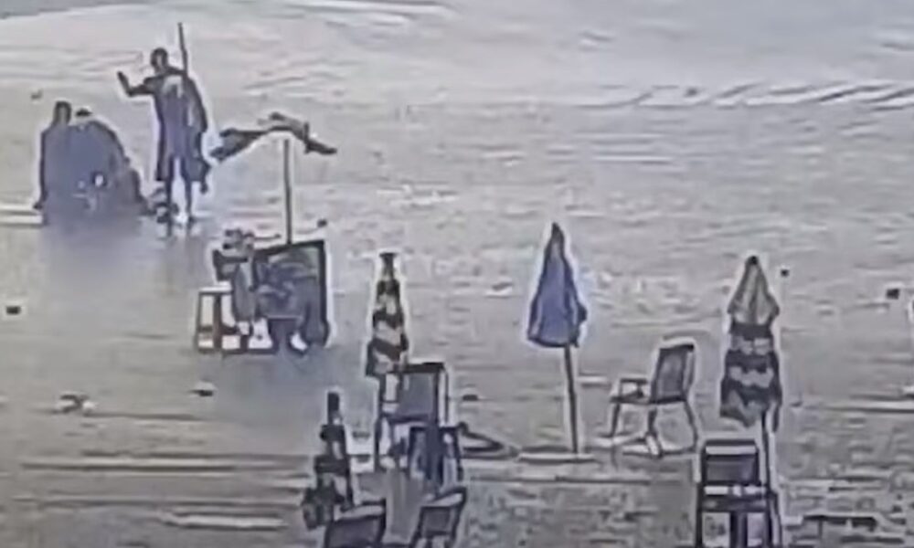 video:-idosa-morre-e-sete-pessoas-ficam-feridas-apos-quedas-de-raios-em-praia-grande