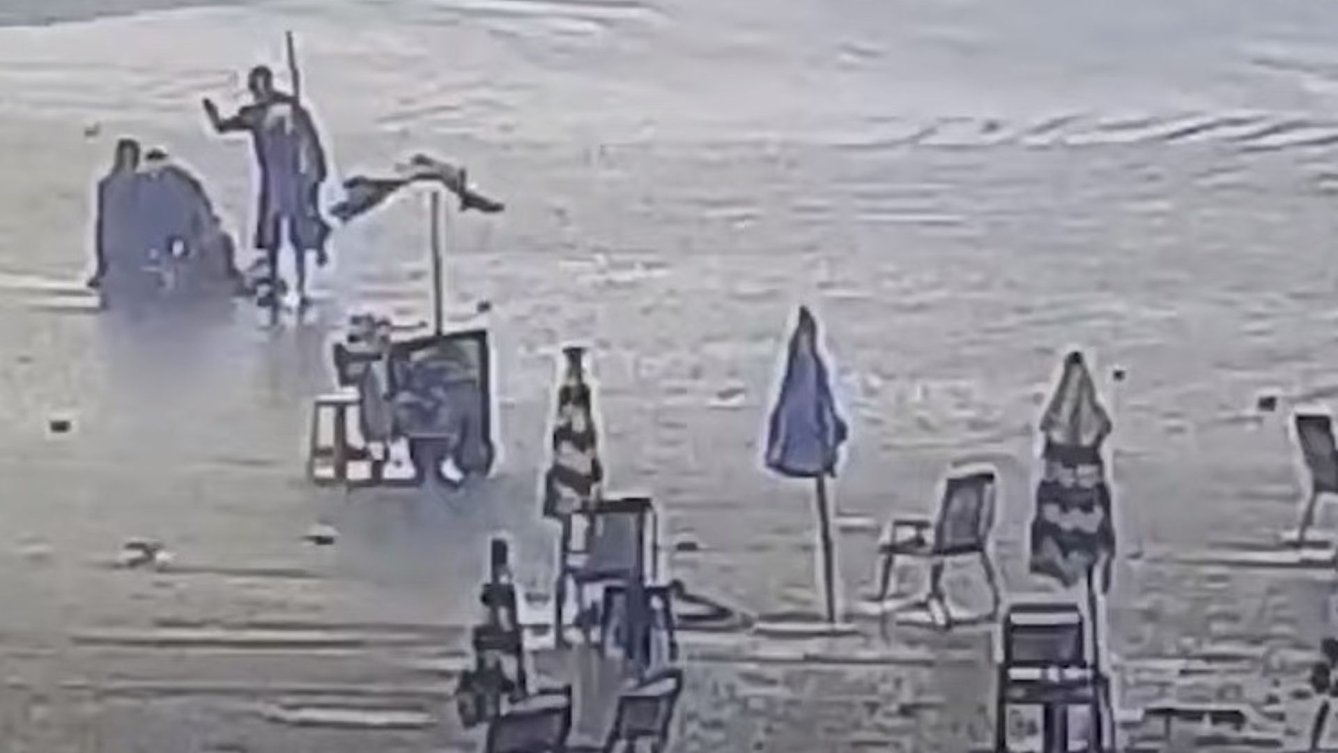 video:-idosa-morre-e-sete-pessoas-ficam-feridas-apos-quedas-de-raios-em-praia-grande