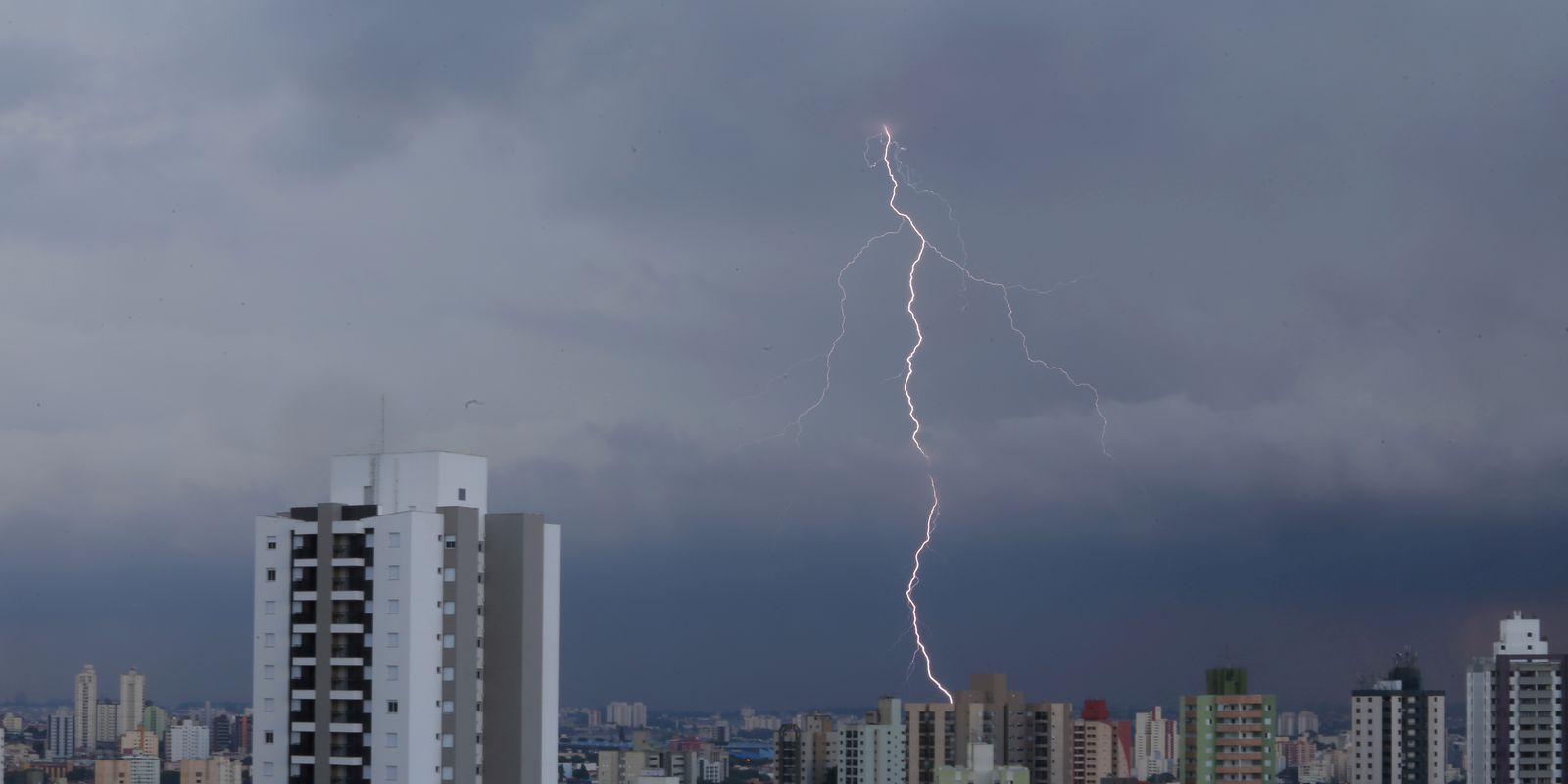 raio-mata-banhista-de-60-anos-em-praia-grande,-no-litoral-paulista