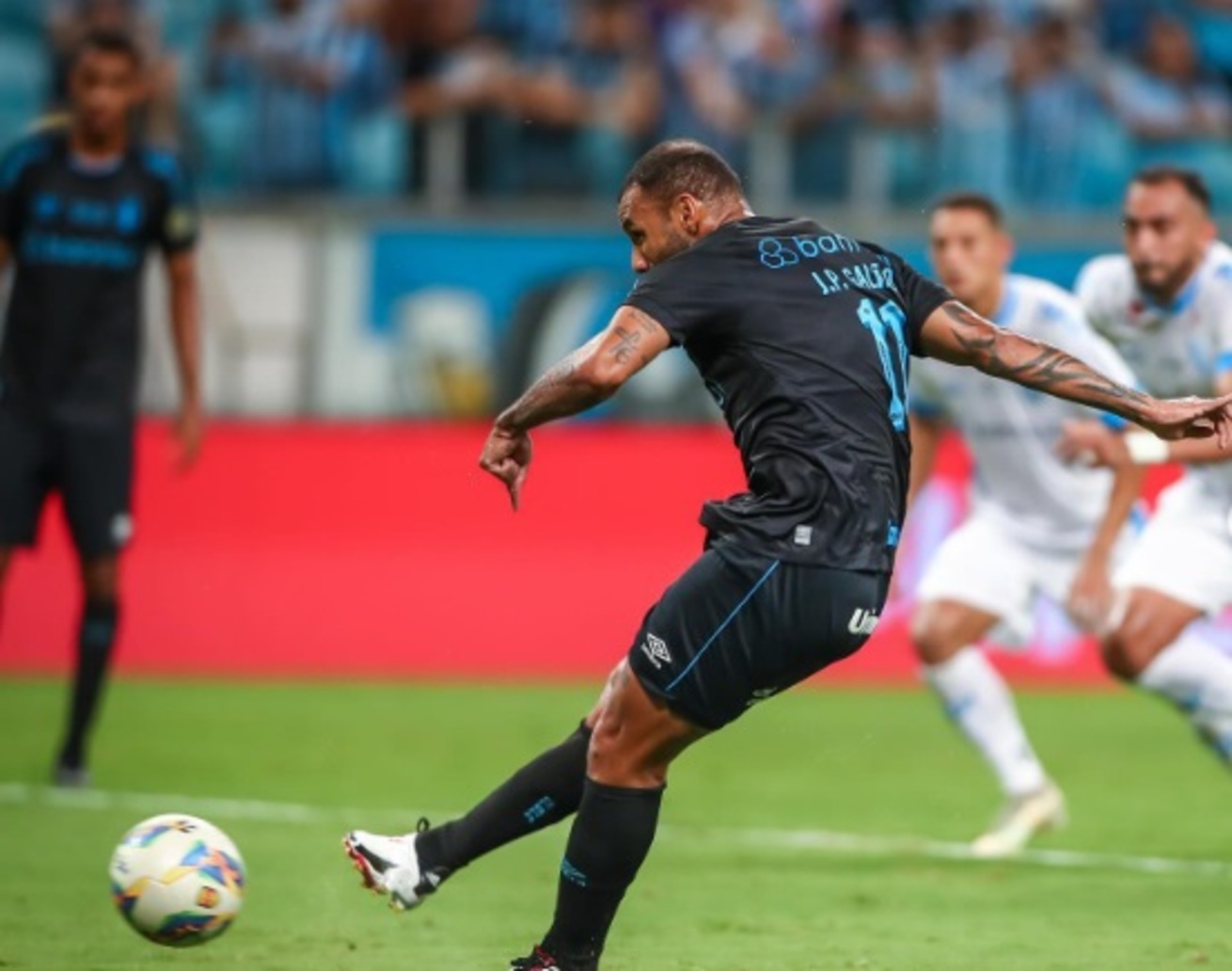 gremio-ganha-quinta-seguida-com-2-a-0-no-novo-hamburgo-e-dispara-no-gaucho