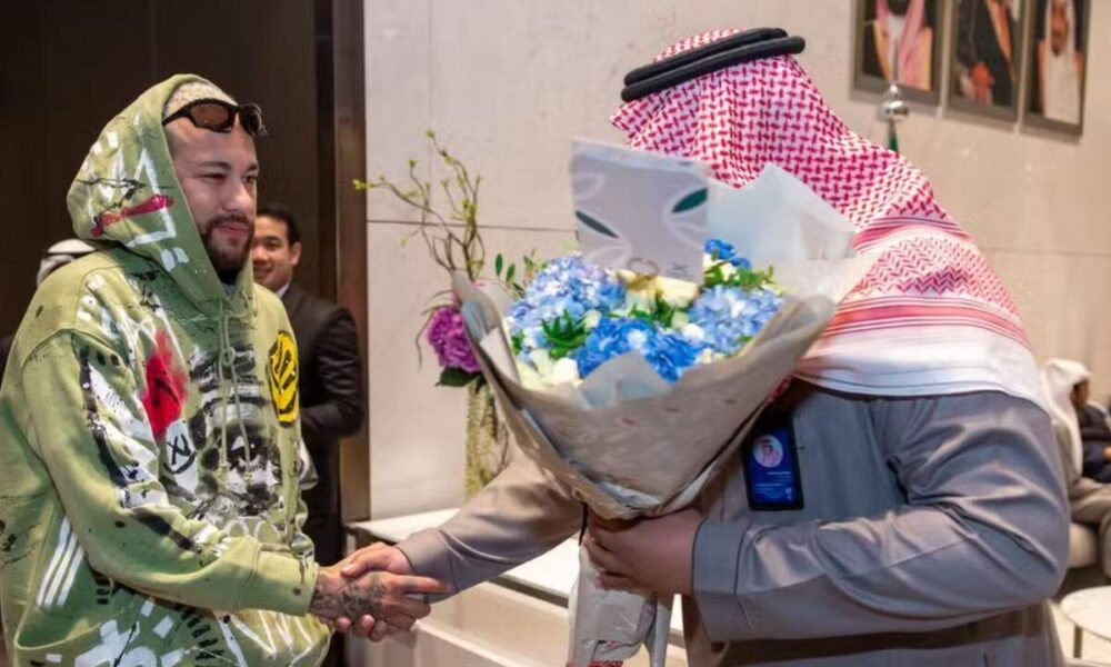 neymar-ganha-buque-de-flores-em-seu-retorno-a-arabia-saudita-para-recuperacao