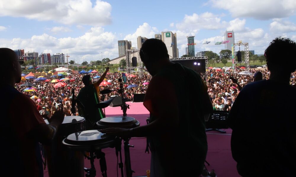 bloco-das-divinas-tetas-reune-multidao-na-esplanada-dos-ministerios