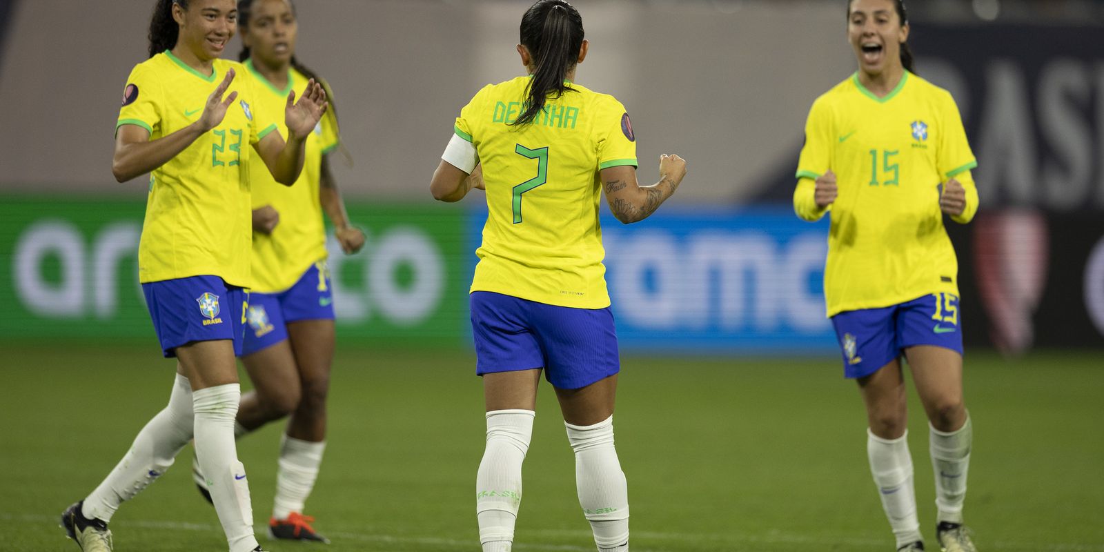 invicta-na-copa-ouro,-selecao-feminina-fecha-1a-fase-com-goleada