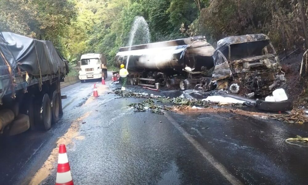 motoristas-enfrentam-engarrafamento-na-descida-para-a-baixada-santista