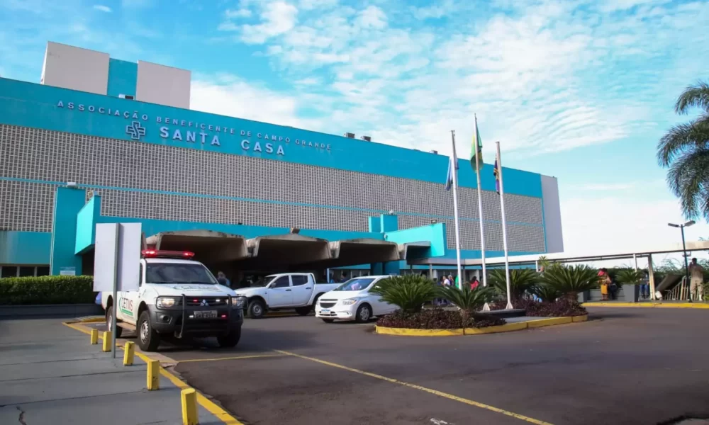 idoso-cai-ao-descer-de-veiculo,-bate-a-cabeca-e-morre-na-santa-casa-de-campo-grande