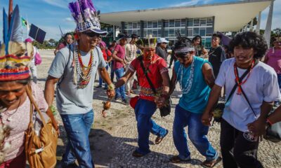 indigenas-fazem-ato-contra-marco-temporal-em-frente-ao-stf
