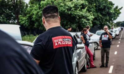 pedindo-para-serem-ouvidos-sobre-pl,-motoristas-de-aplicativos-cruzam-os-bracos-e-fazem-carreata