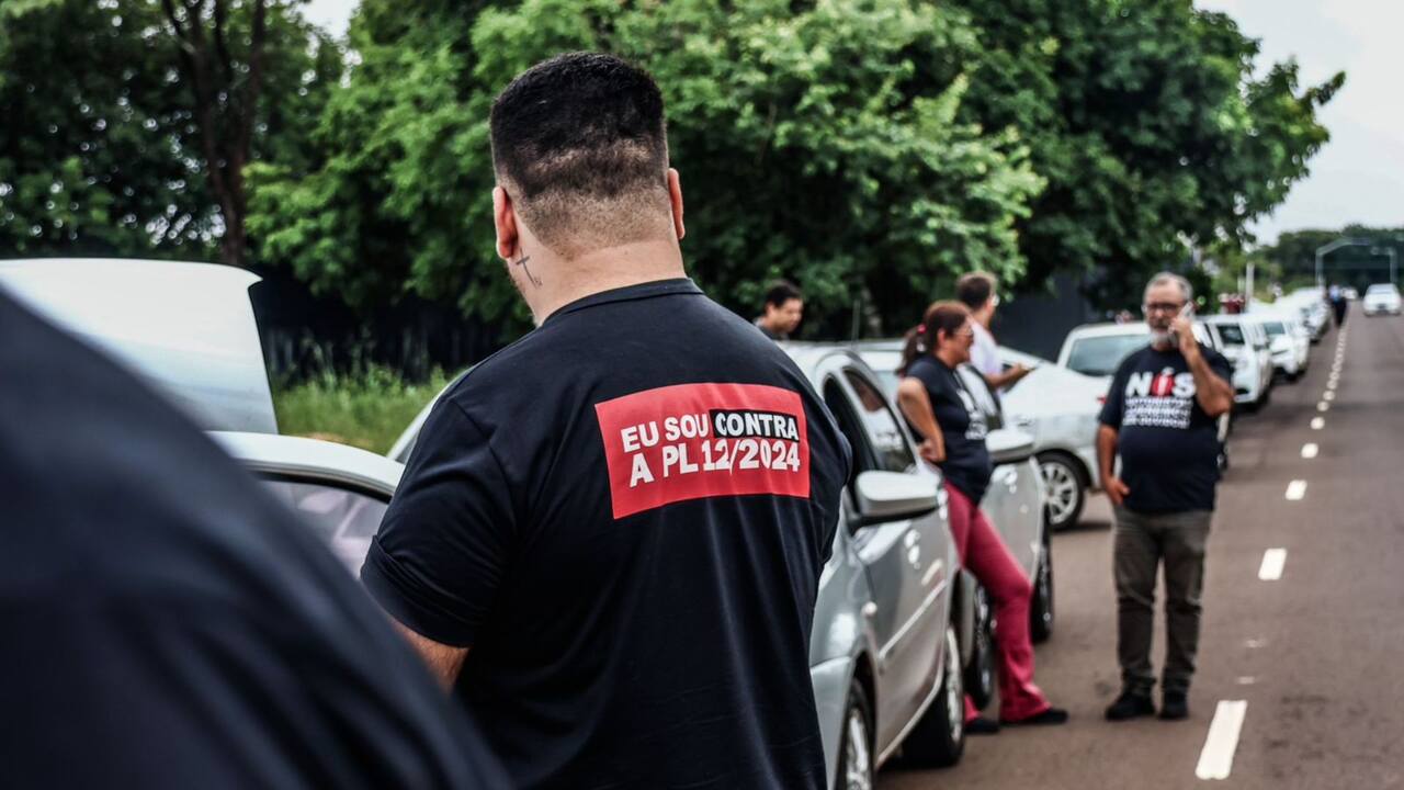 pedindo-para-serem-ouvidos-sobre-pl,-motoristas-de-aplicativos-cruzam-os-bracos-e-fazem-carreata