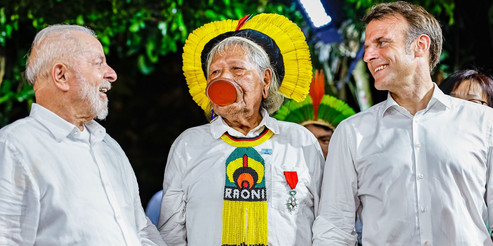 cacique-raoni-recebe-honraria-de-macron-e-pede-demarcacoes-a-lula