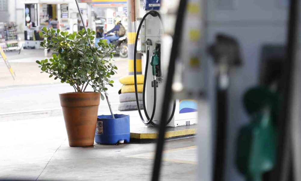 gasolina-e-etanol-ficam-estaveis-no-brasil-em-marco,-aponta-ticket-log