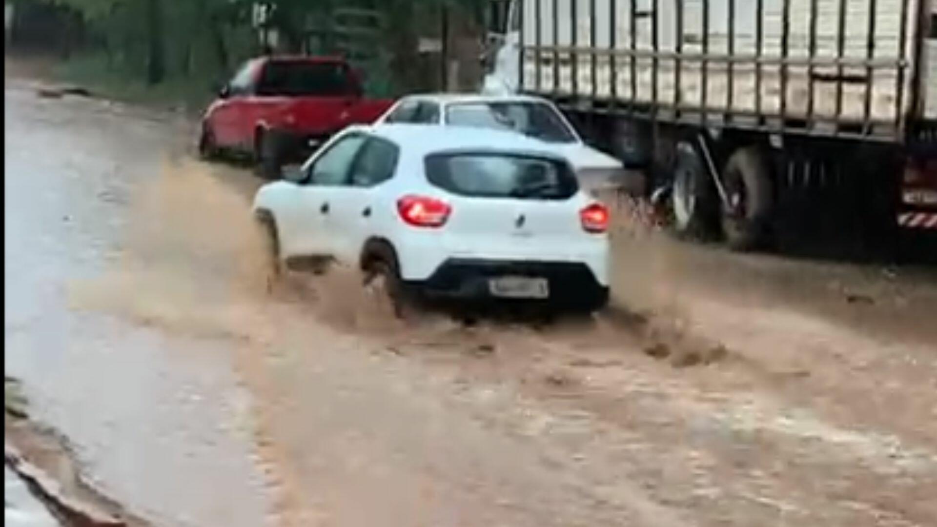 chuva-rapida-faz-o-tempo-virar-e-deixa-ruas-alagadas-em-campo-grande- 