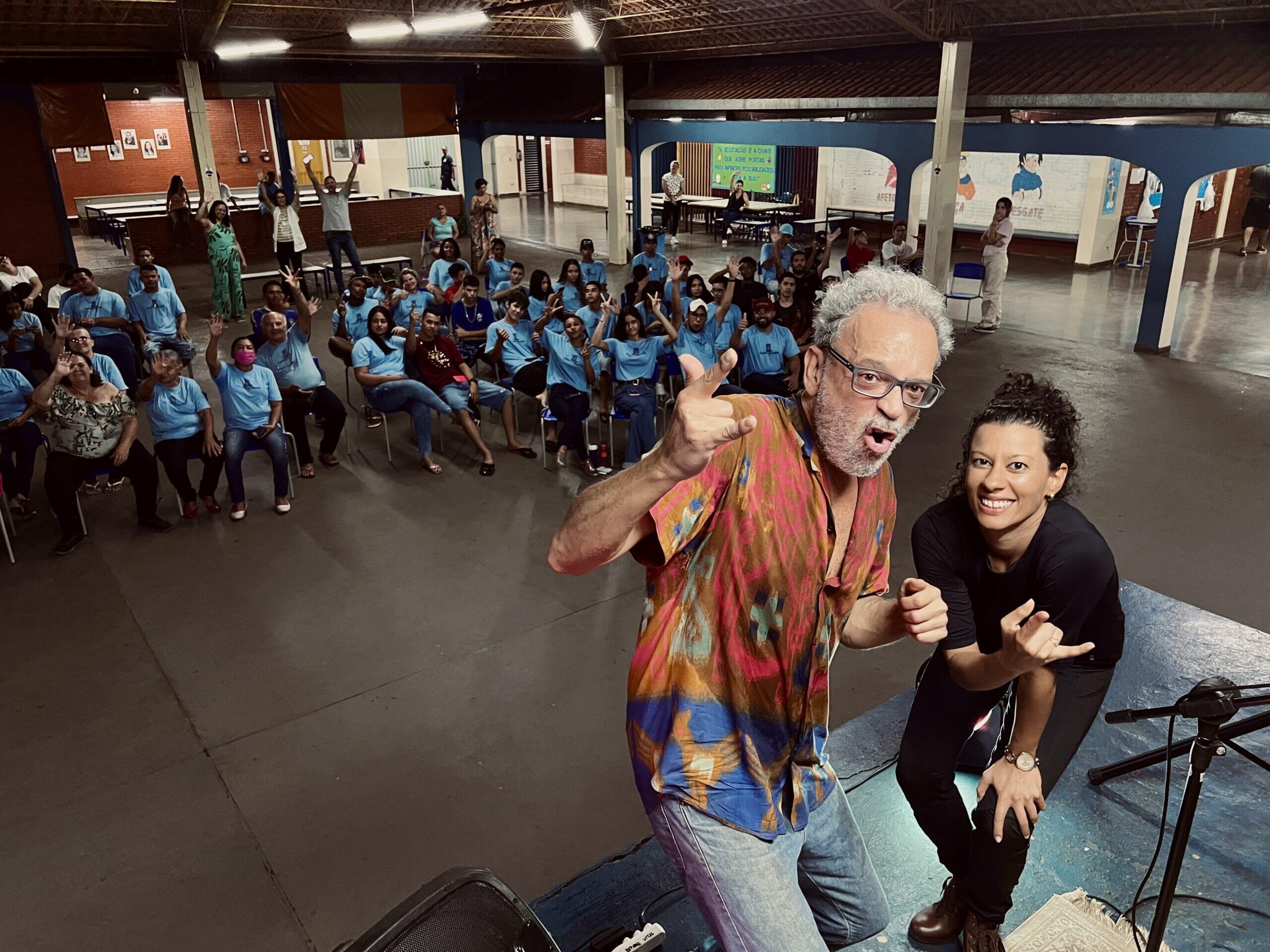 pop-&-poesia,-projeto-com-ju-souc-e-jerry-espindola,-encanta-alunos-do-eja 