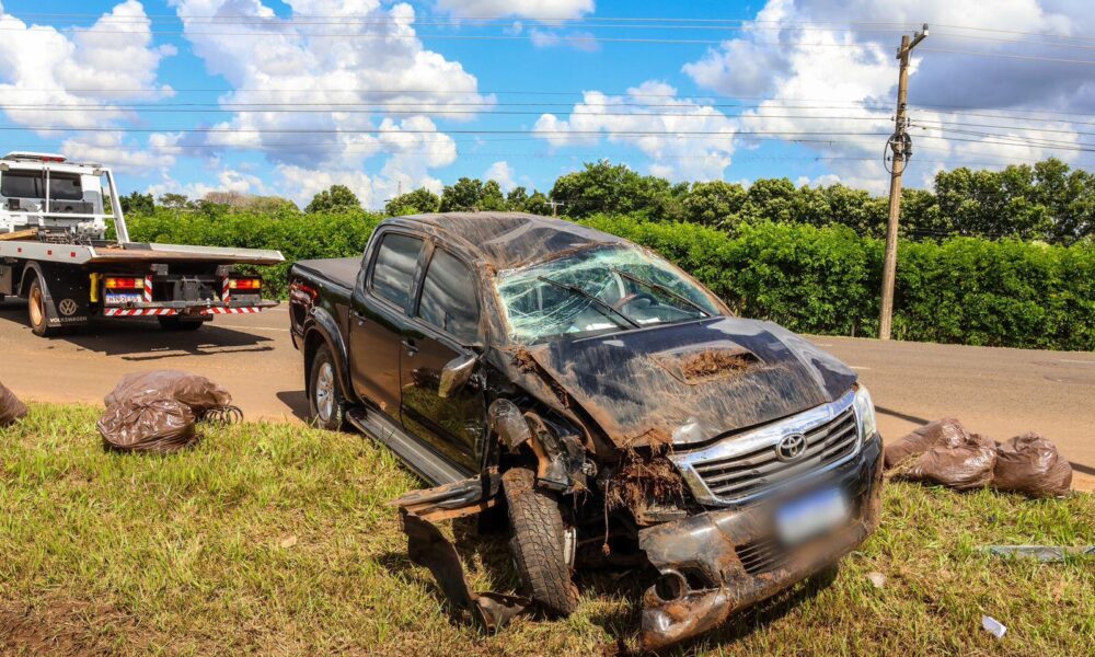 caminhonete-capota-3-vezes-apos-ser-atingida-por-motorista-que-tentava-fazer-conversao-na-gury-marques   
