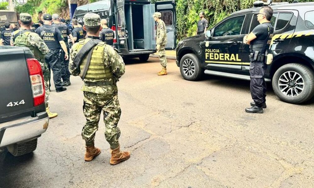 paraguai-entrega-25-presos-brasileiros-a-policia-federal