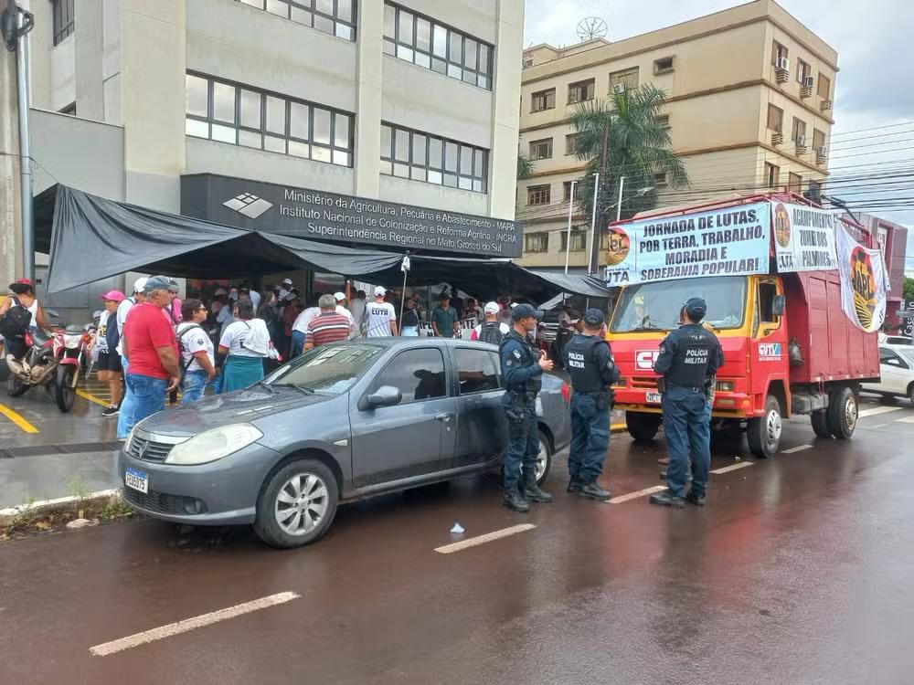 ms:-manifestacao-reune-cerca-de-600-familias-em-marcha-que-pede-a-volta-da-reforma-agraria-–-folha-de-dourados-–-noticias-de-dourados-ms-e-regiao