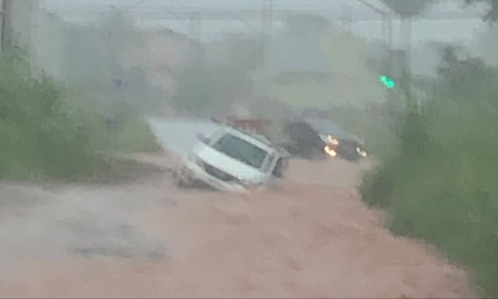 de-novo:-carro-fica-atolado-e-quase-e-arrastado-em-lamacal-no-jardim-itatiaia