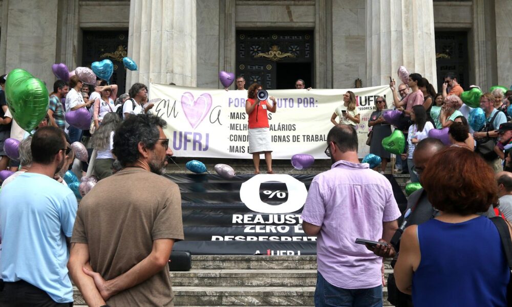 professores-da-ufrj-fazem-ato-por-mais-verbas-e-melhores-salarios