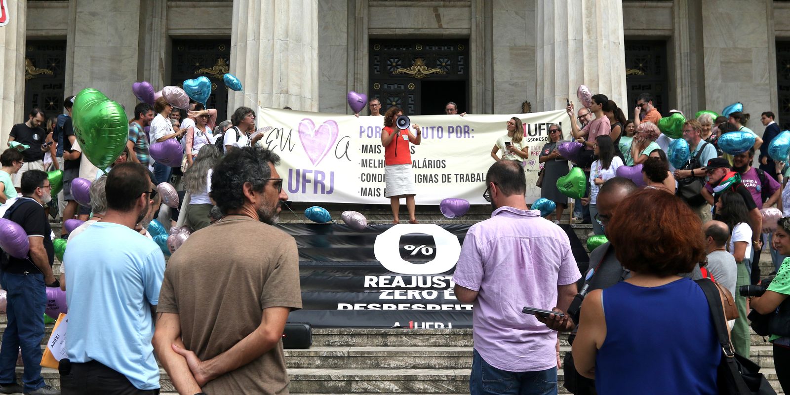 professores-da-ufrj-fazem-ato-por-mais-verbas-e-melhores-salarios