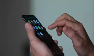 mulher-e-presa-ao-pegar-celular-esquecido-em-carro-de-aplicativo-e-transferir-quase-r$2-mil