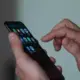 mulher-e-presa-ao-pegar-celular-esquecido-em-carro-de-aplicativo-e-transferir-quase-r$2-mil