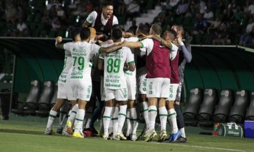 guarani,-com-um-jogador-a-mais,-perde-para-chapecoense-e-sai-de-campo-debaixo-de-vaias