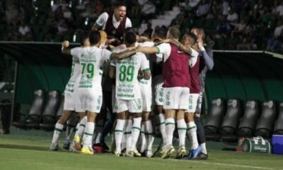 guarani,-com-um-jogador-a-mais,-perde-para-chapecoense-e-sai-de-campo-debaixo-de-vaias