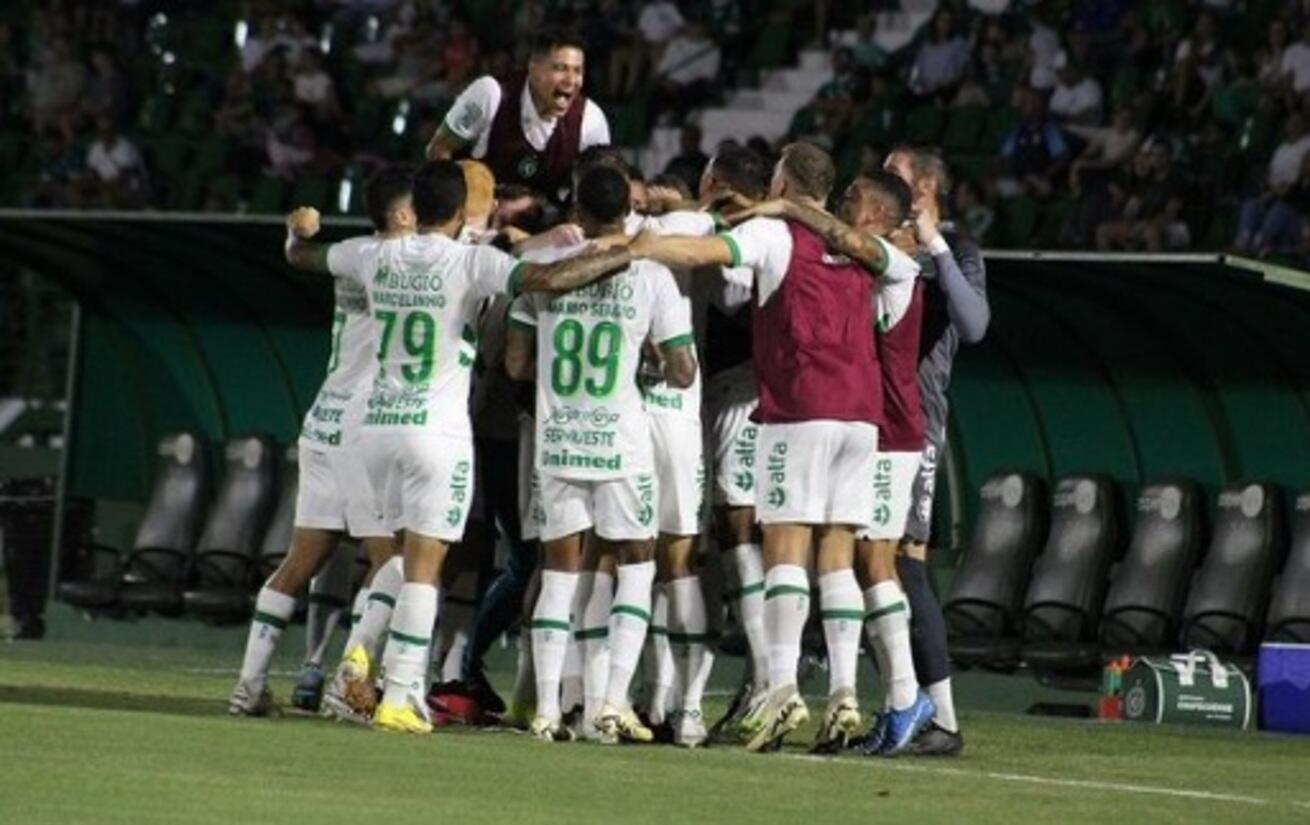 guarani,-com-um-jogador-a-mais,-perde-para-chapecoense-e-sai-de-campo-debaixo-de-vaias