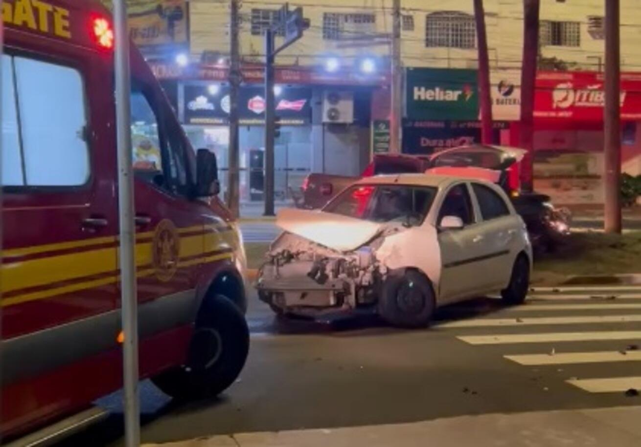 video:-bombeiros-sao-acionados-para-forte-colisao-entre-veiculos-na-mato-grosso-com-a-bahia