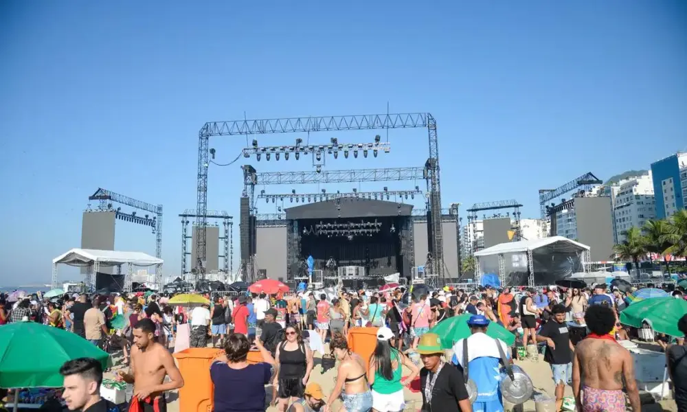 fas-ja-se-aglomeram-em-frente-a-palco-do-show-da-madonna-no-rio