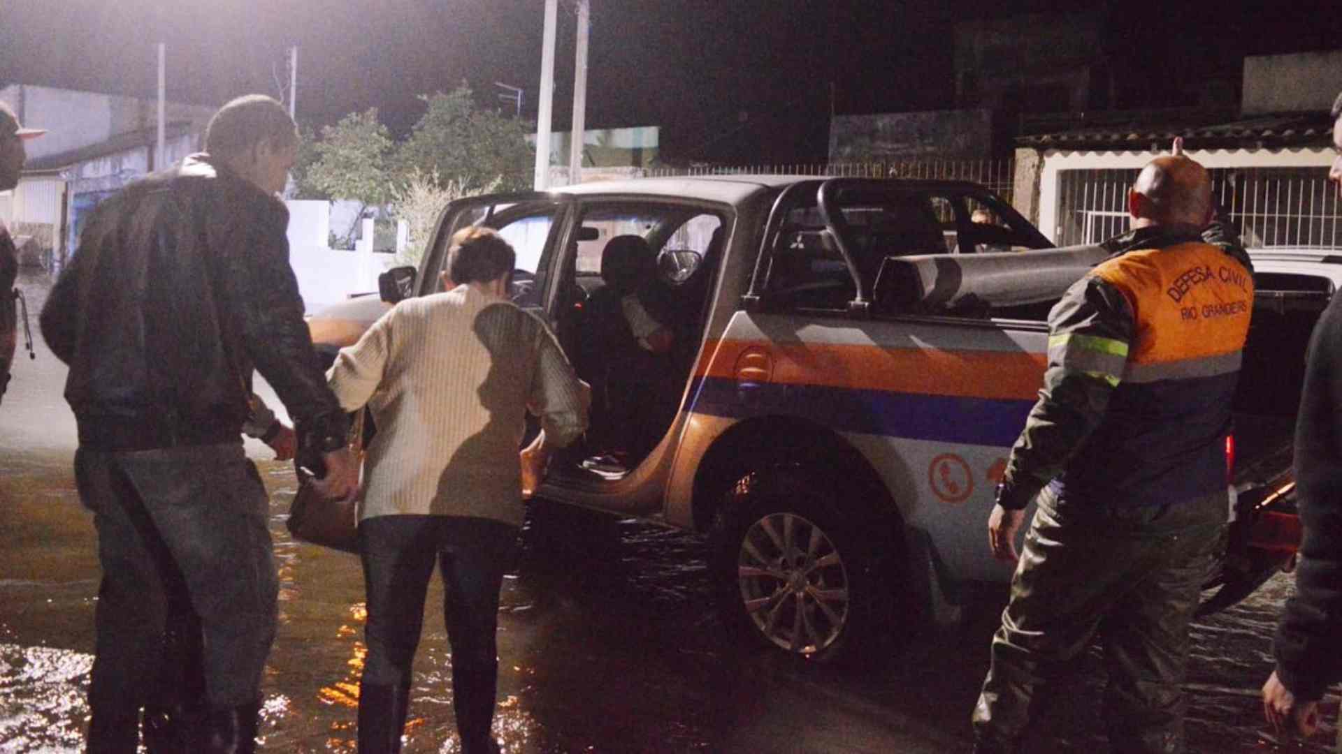 lagoa-dos-patos-inunda-bairros-e-rs-ja-tem-mais-de-400-mil-fora-de-casa-por-causa-das-chuvas