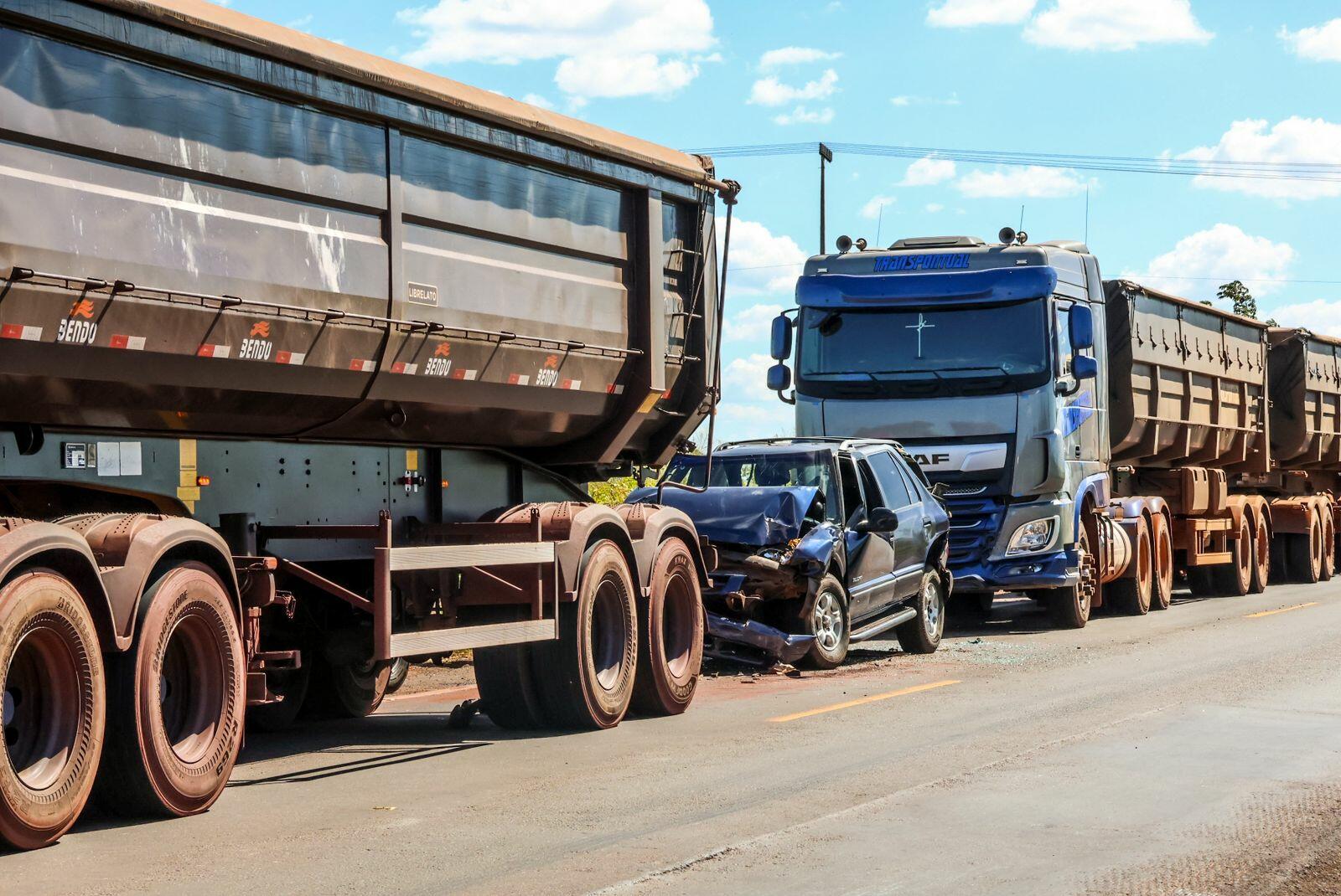 caminhonete-e-prensada-entre-duas-carretas-em-acidente-na-br-262-e-familia-fica-ferida