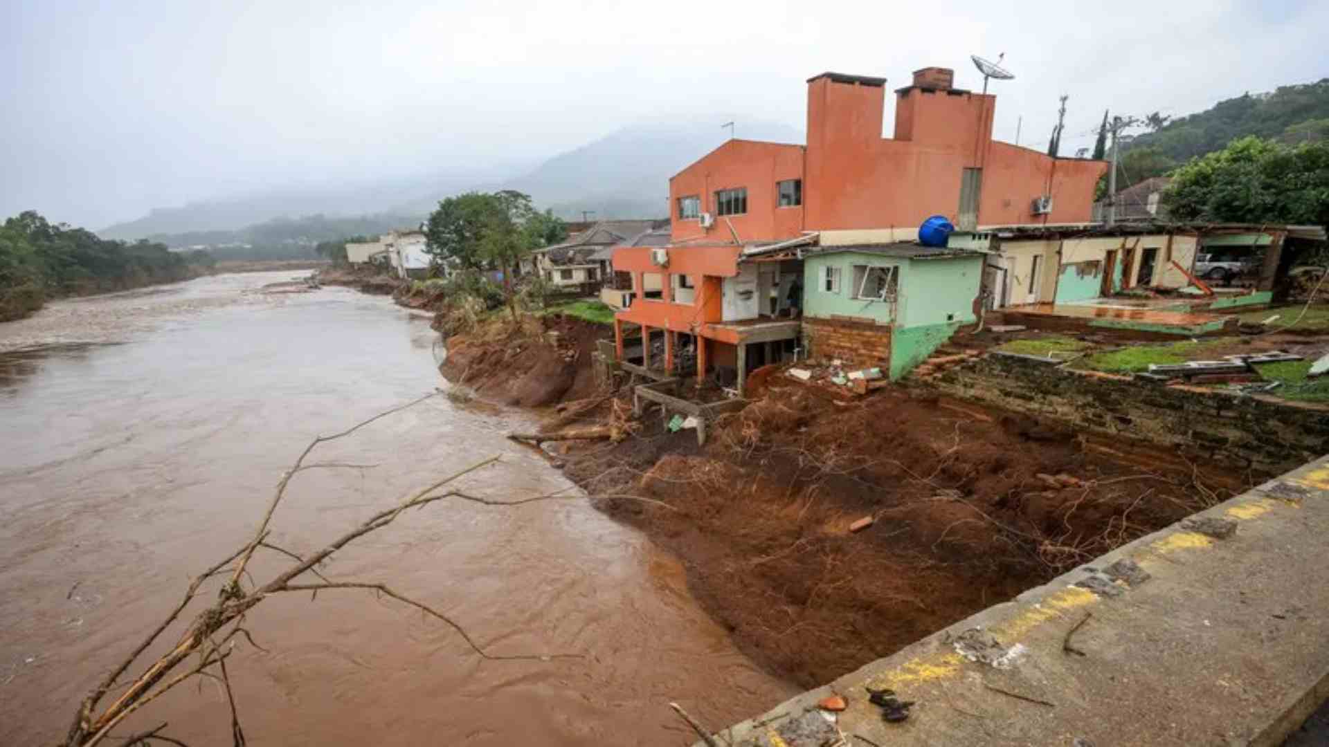 governo-anuncia-r$-5,1-mil-via-pix-para-cada-familia-que-perdeu-seus-bens-nas-enchentes-do-rs